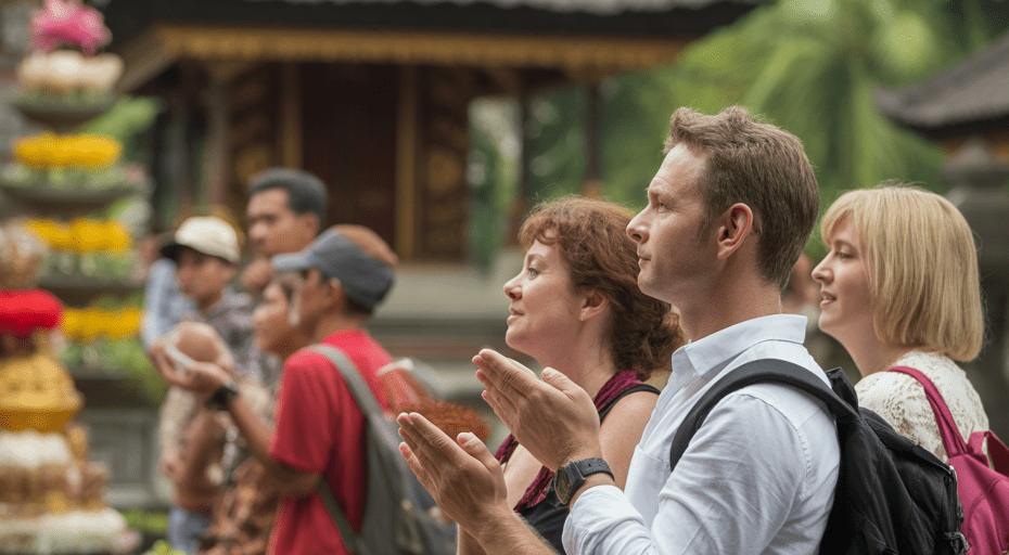 Rombongan wisatawan mengamati upacara adat Bali